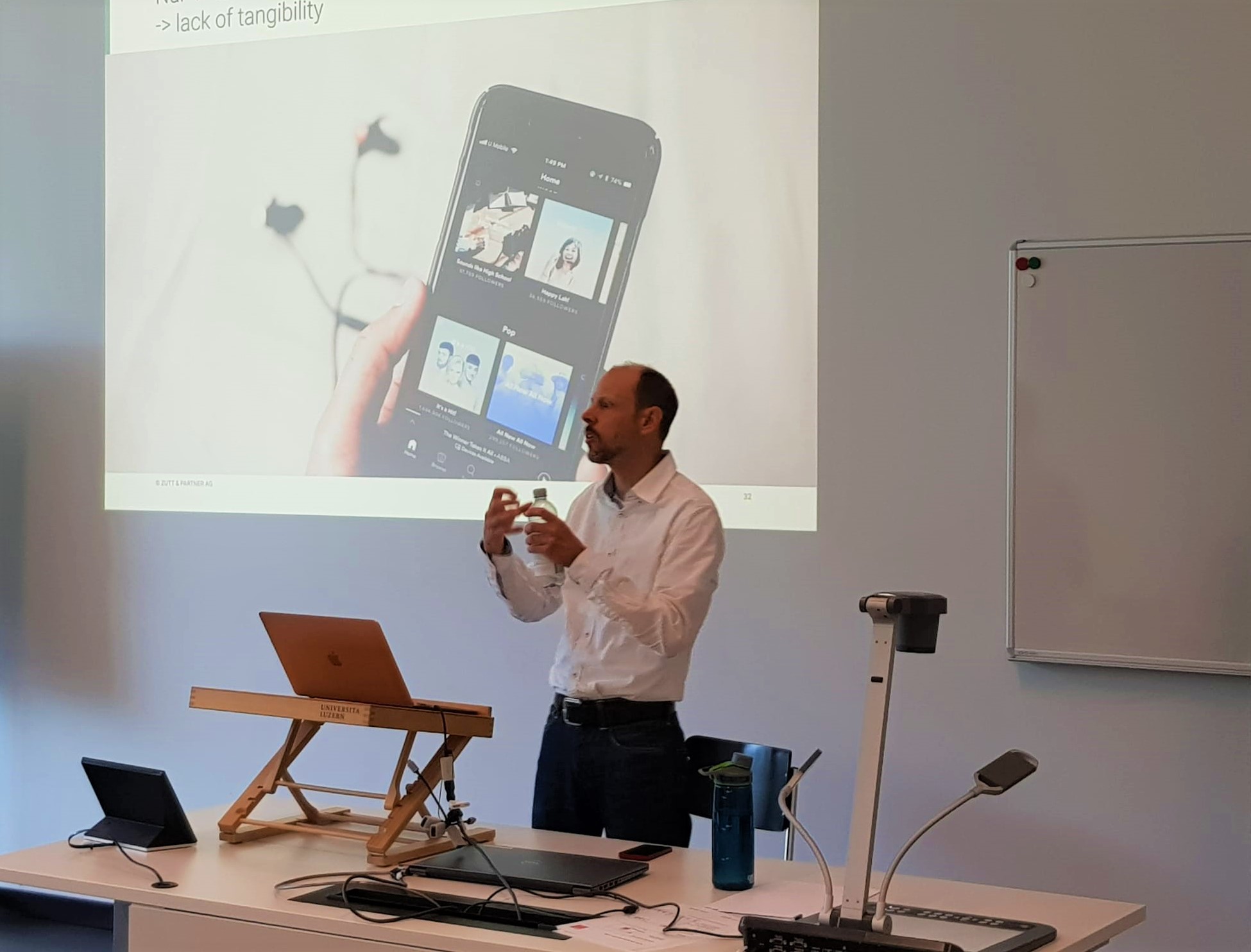 Philipp Zutt als Redner auf der Bühne in Zürich