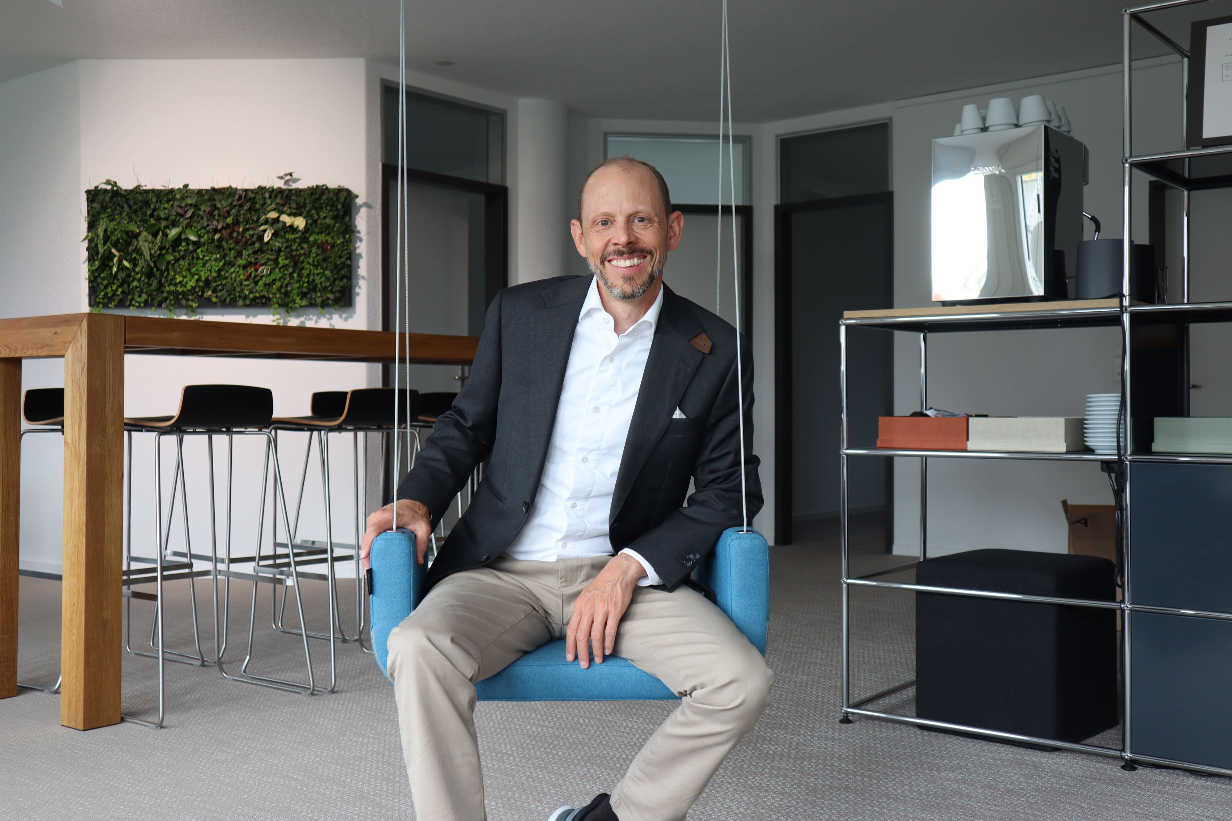 Philipp Zutt als Redner auf der Bühne in Zürich